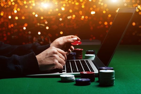 Meja Domino QQ di platform pandawatoto dengan pemain dan kartu domino yang tersusun rapi